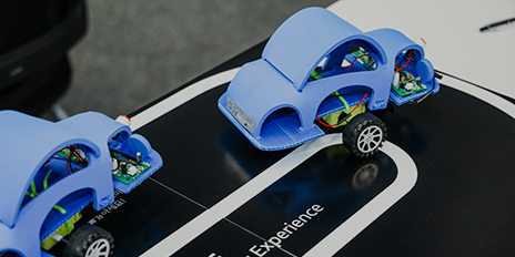 Smart Car - 도로판 모형 위에 자동차 모형이 있는 이미지