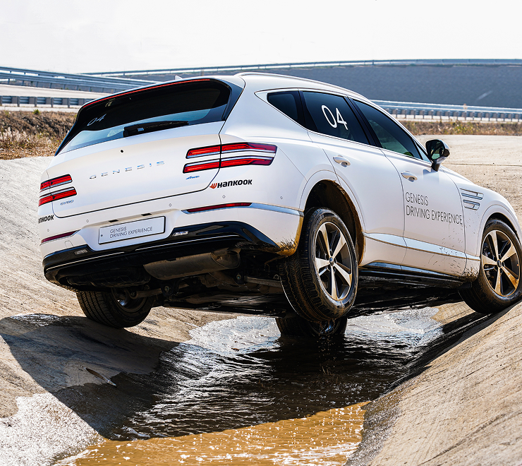 물웅덩이를 주행 중인 모습