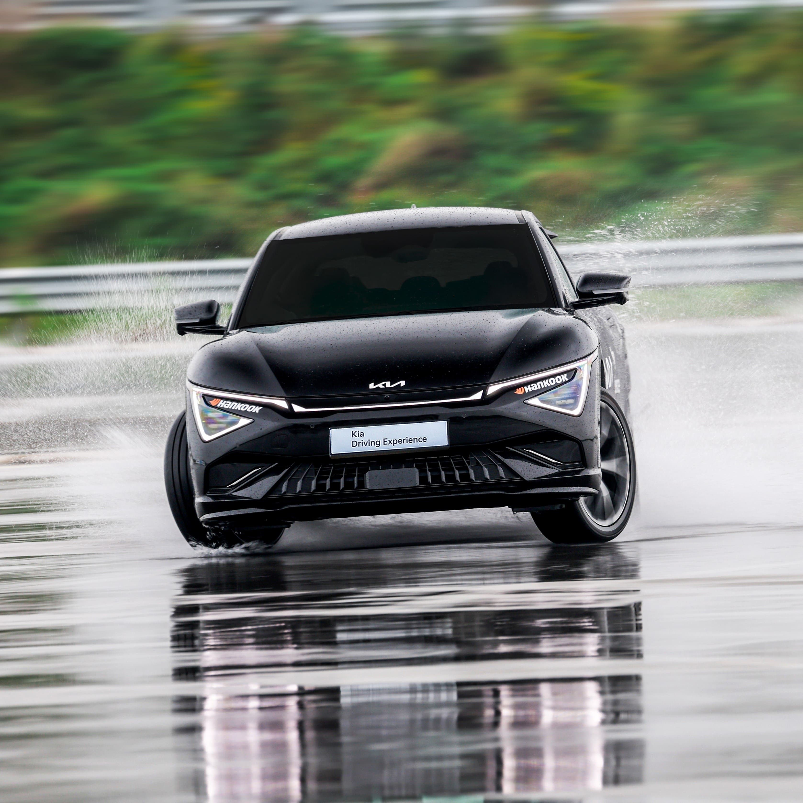  빗길 트랙에서 주행하는 모습