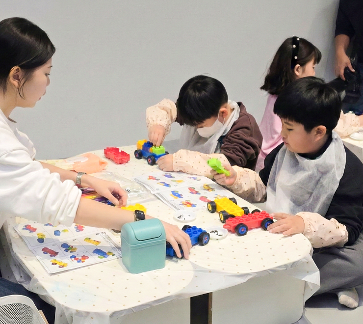 조립하는 남자 아이의 모습