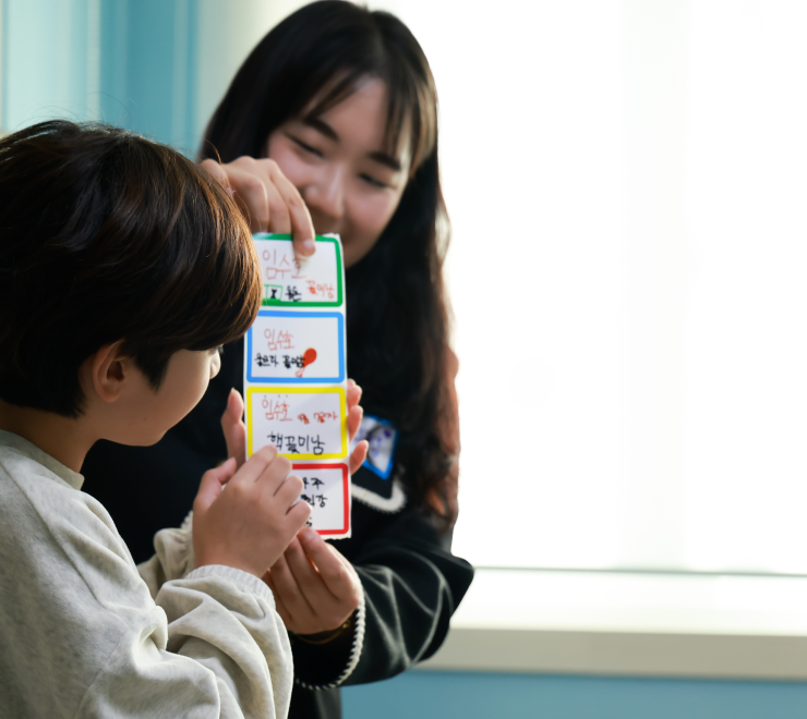  차량을 조립하는 남자 아이의 모습