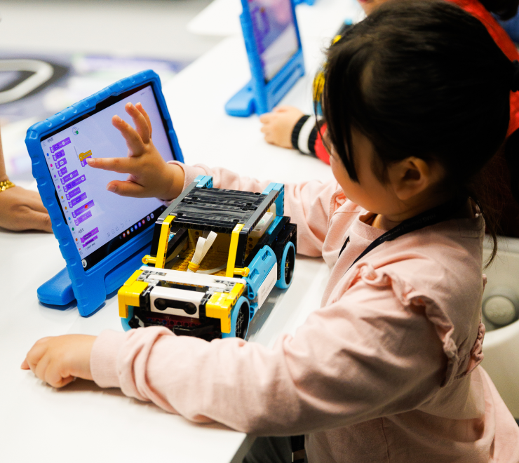 자동차를 조립하는 남자 아이의 모습