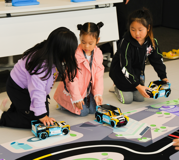  기념 사진 촬영하는 모습을 찍어주는 여자의 모습