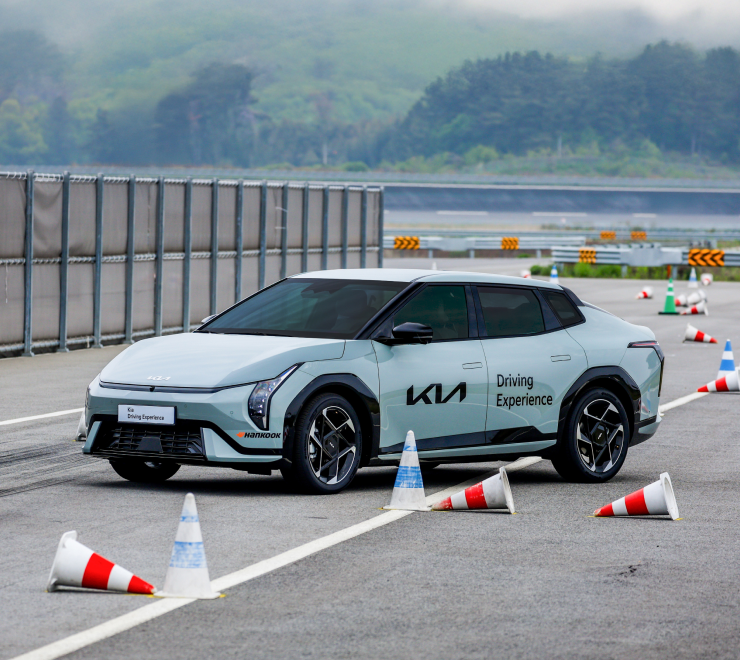 콘이 배치된 트랙에서 주행 중인 모습