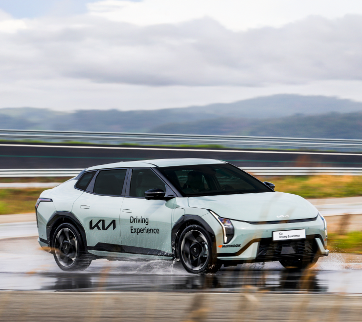  빗길 트랙의 코너를 돌고 있는 모습