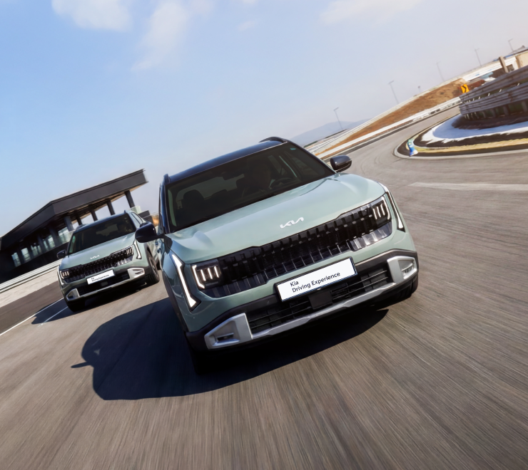 콘이 배치된 트랙에서 주행 중인 모습