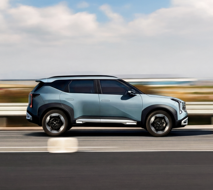  빗길 트랙에서 주행하는 모습