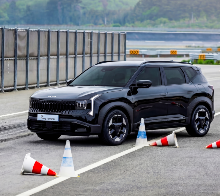  빗길 트랙의 코너를 돌고 있는 모습