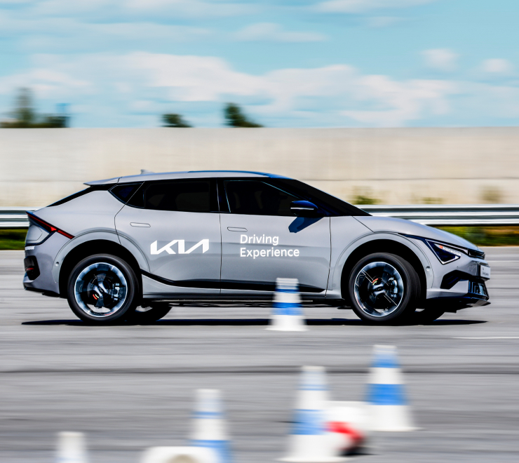 콘이 배치된 트랙에서 주행 중인 모습