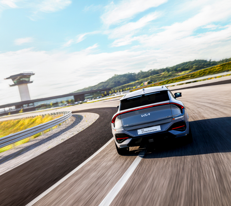  트랙의 코너를 돌고 있는 모습