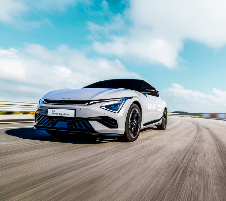  트랙을 주행 중인 모습