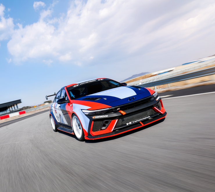 트랙을 주행 중인 모습