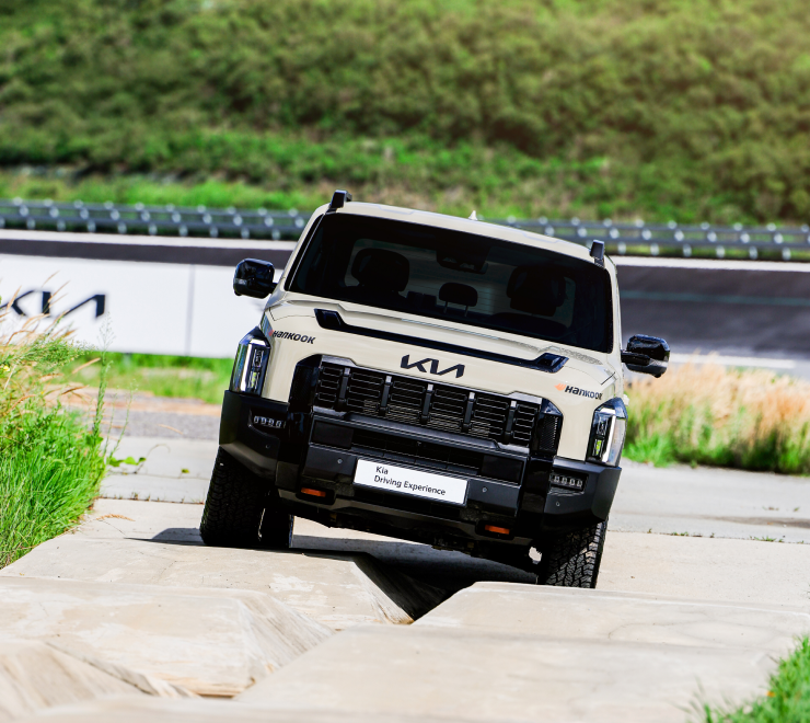 물웅덩이를 주행 중인 모습