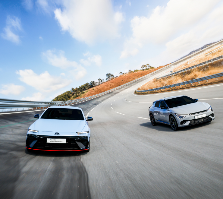 물웅덩이를 주행 중인 모습