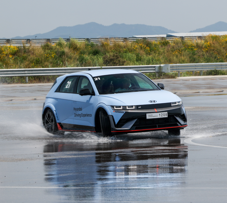 트랙을 주행 중인 모습