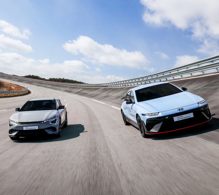 차량 2대가 트랙을 주행 중인 모습