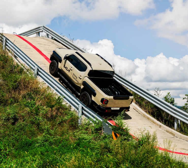 비포장 트랙을 주행하는 모습