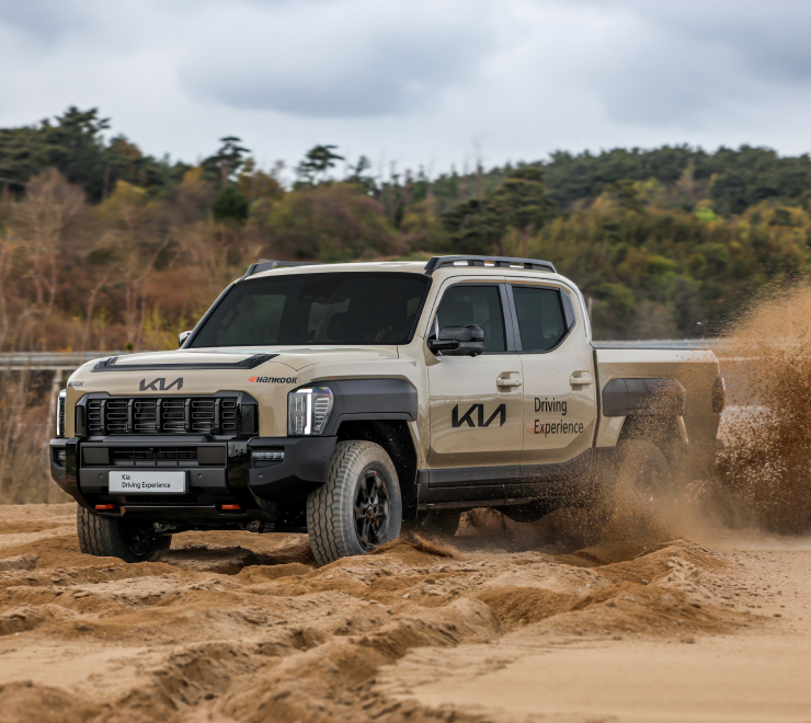  비포장 트랙을 주행하는 모습