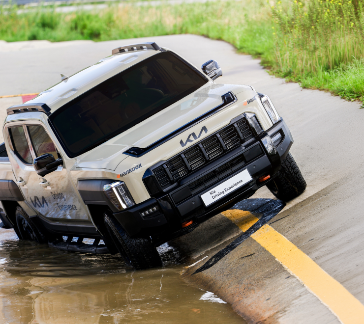  경사로 트랙을 주행하는 모습