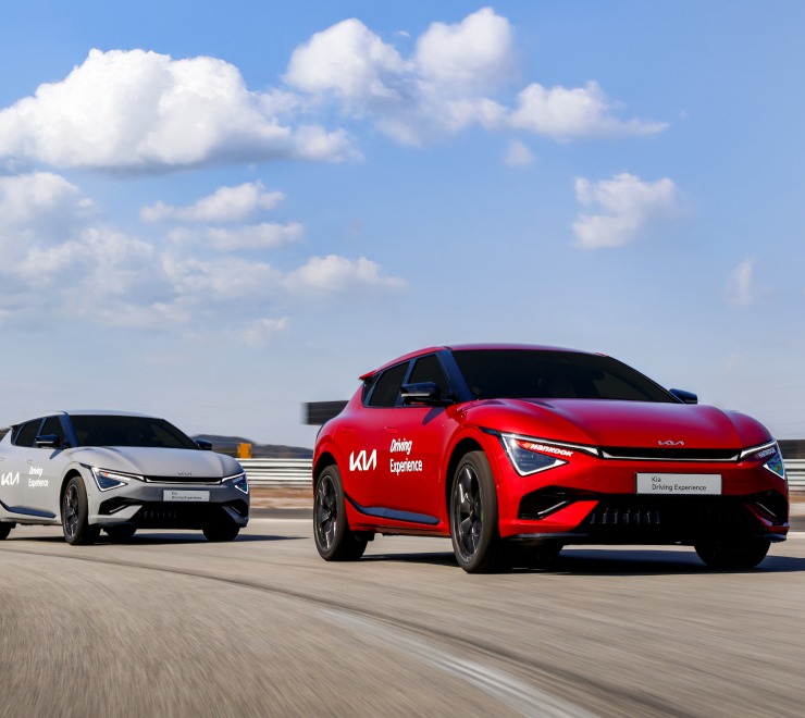 차량 2대가 트랙을 주행 중인 모습