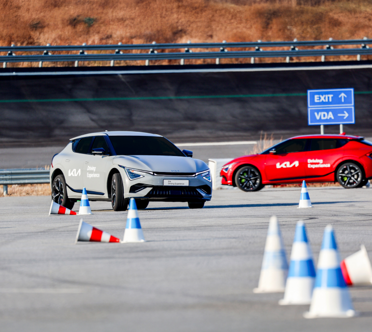  콘이 배치된 트랙에서 차량 2대가 주행 중인 모습