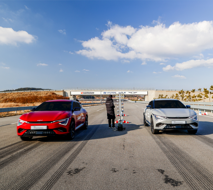 트랙을 주행 중인 모습