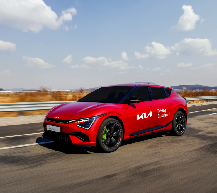  콘이 배치된 트랙에서 차량 2대가 주행 중인 모습