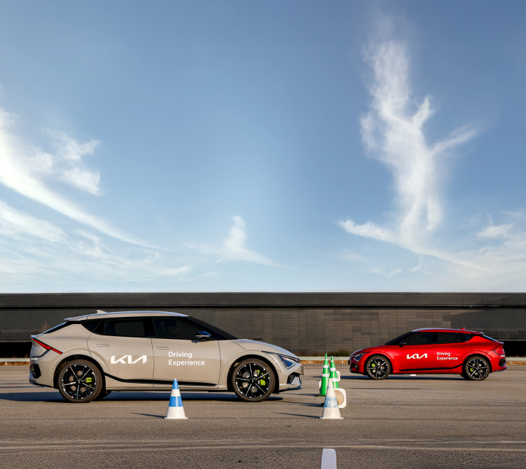  콘이 배치된 트랙에서 차량 2대가 주행 중인 모습