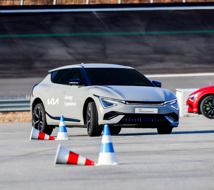 콘이 배치된 트랙에서 주행 중인 모습