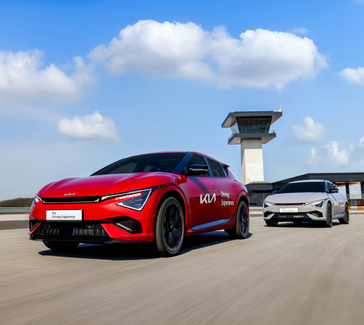  차량 2대가 트랙을 주행 중인 모습