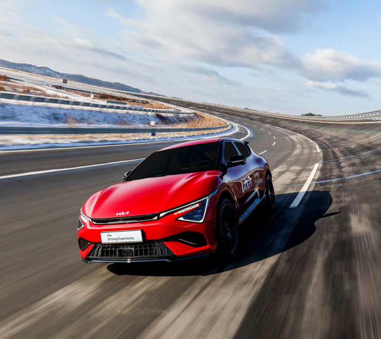  트랙의 코너를 돌고 있는 모습