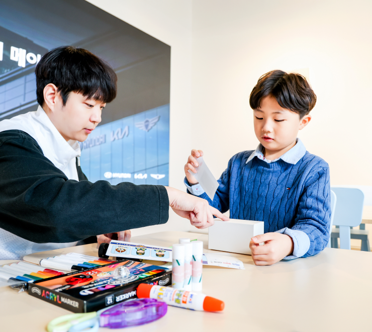 조립하는 남자 아이의 모습