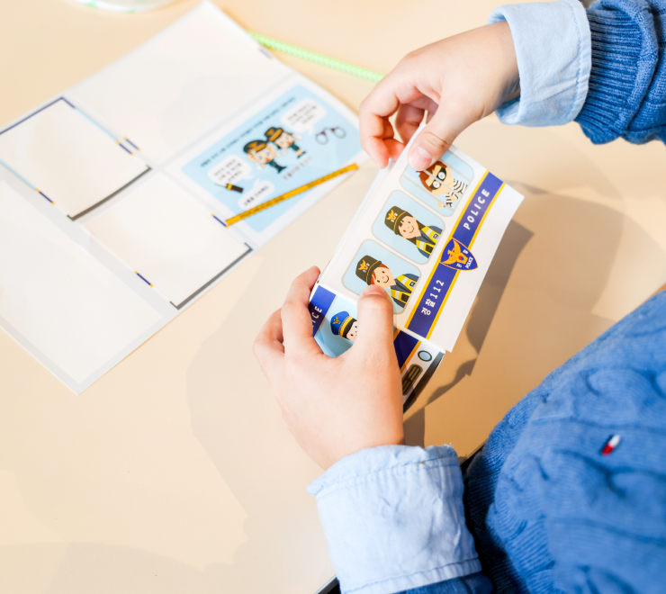  차량을 조립하는 남자 아이의 모습