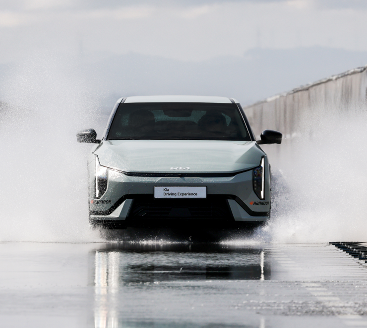  빗길 트랙에서 주행하는 모습